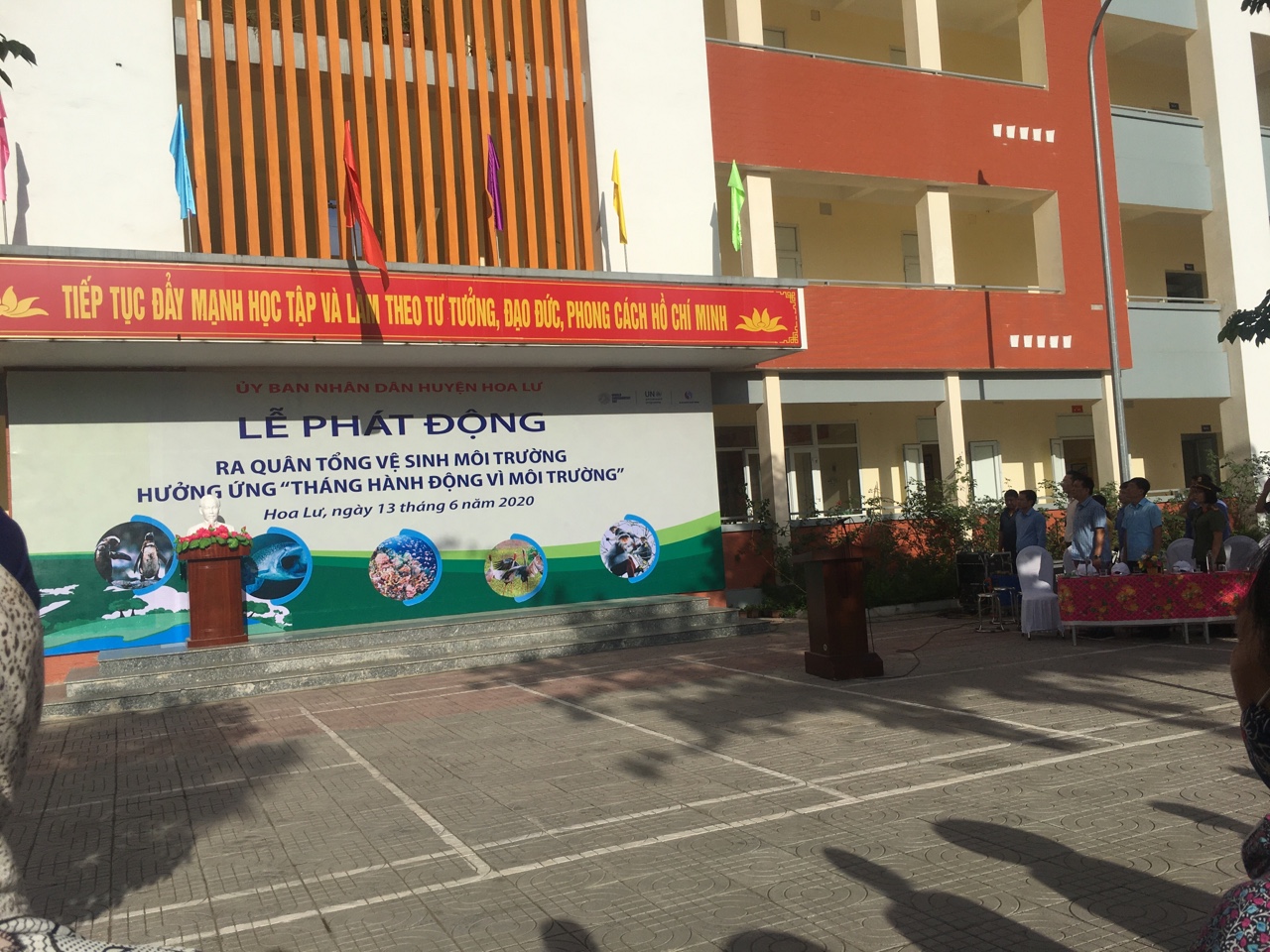 Xã Ninh Giang ra quân tổng vệ sinh môi trường năm 2020, làm điểm cho huyện Hoa Lư.