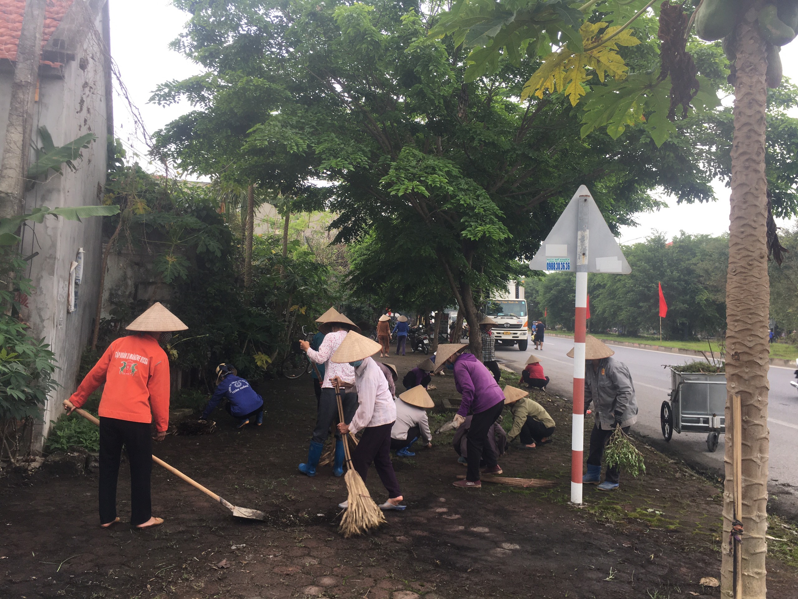 Hội Phụ nữ xã Ninh Giang hưởng ứng phong trào 10 phút từ nhà ra ngõ