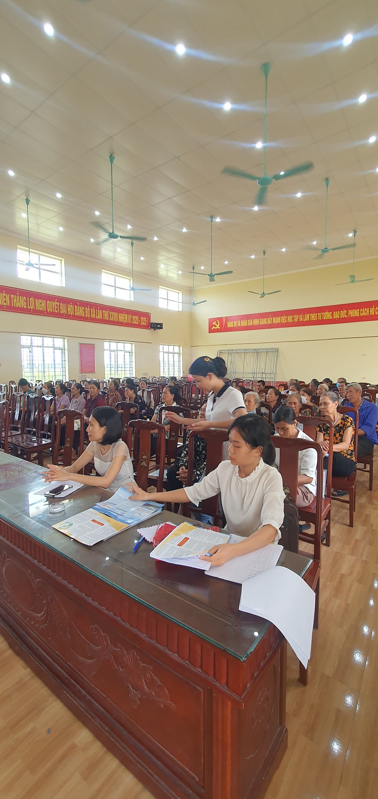 UBND xã phối hợp với Trung tâm nông nghiệp công nghệ cao & xúc tiến thương mại tỉnh Ninh Bình tổ chức buổi tập huấn về kỹ thuật nuôi trồng thủy sản cho cán bộ và hội viên nông dân trong xã.